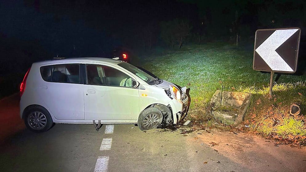 Aargauer Junglenker fährt sein Auto bei Selbstunfall in Auenstein AG zu Schrott: Führerausweis auf Probe weg, Anzeige bei Staatsanwaltschaft.