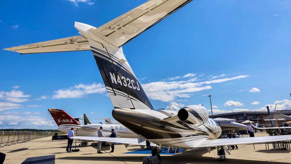 Showing the world their asses: only 0.003 percent of the world's population use private airplanes. However, theirCO2 emissions account for around 1.8 percent of emissions from commercial aviation.