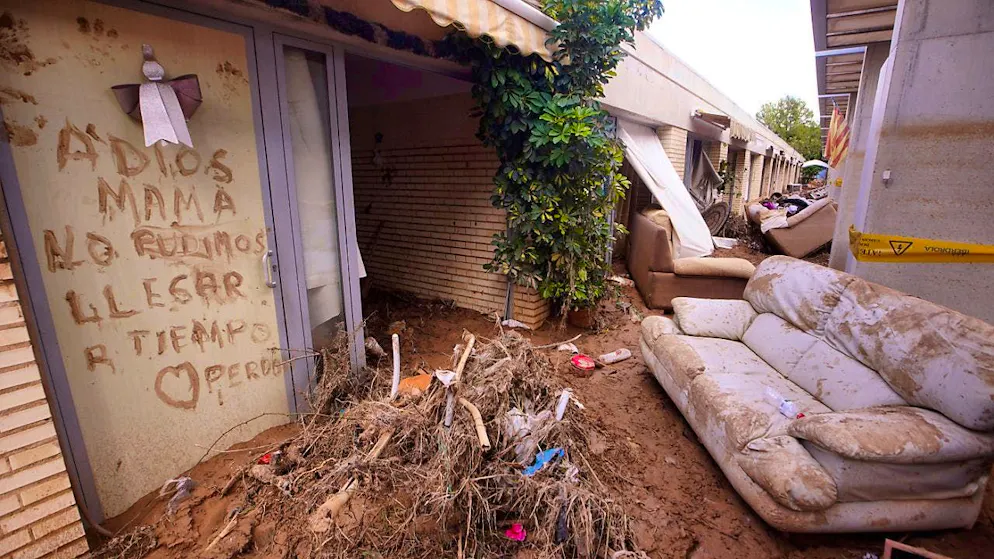 On the wall of a retirement home is written: "Goodbye, mom. We didn't arrive on time. Sorry" after flooding in Picanya on the outskirts of Valencia. Photo: Alberto Saiz/AP/dpa