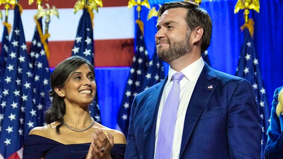 Post-libéral et national-conservateur : James David Vance, ici aux côtés de sa femme Usha, sera le nouveau vice-président des Etats-Unis.