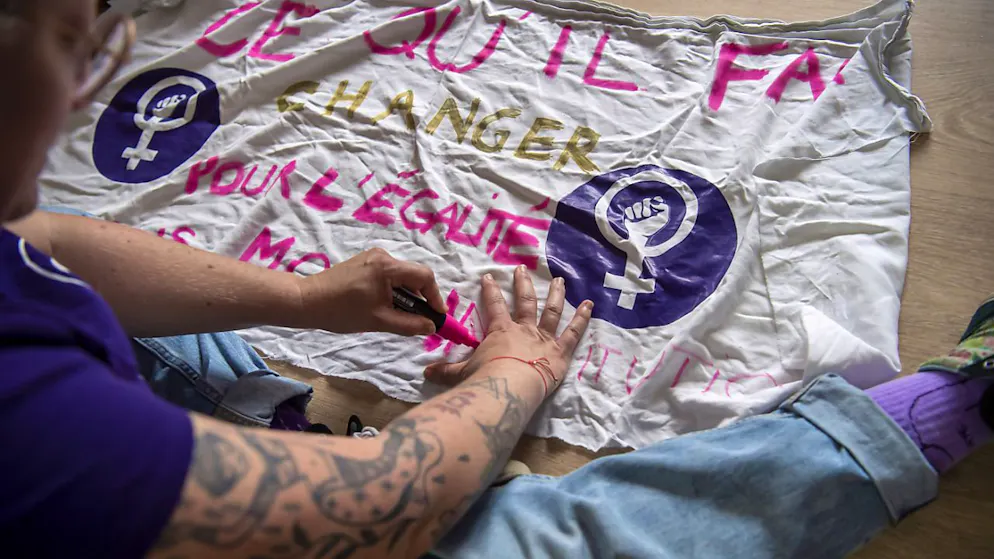 A Genève, la différence de salaire entre les femmes et les hommes est alarmante. Une inégalité régulièrement dénoncée par les organisations féministes, comme ici lors de la grève féministe en juin 2020 (archives).