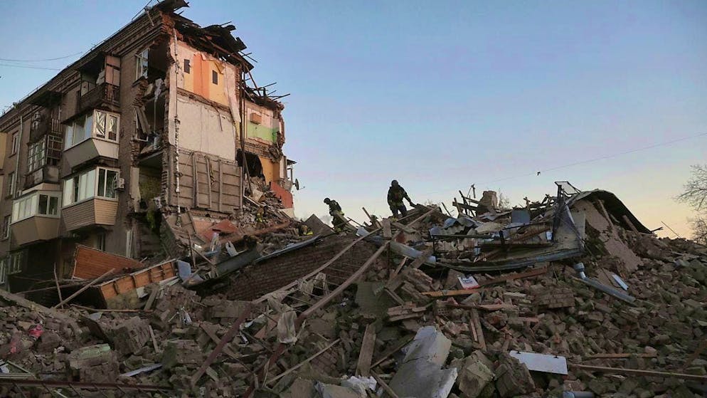 Rescue workers clear the rubble of a residential building destroyed by a Russian air raid. Photo: Kateryna Klochko/AP/dpa