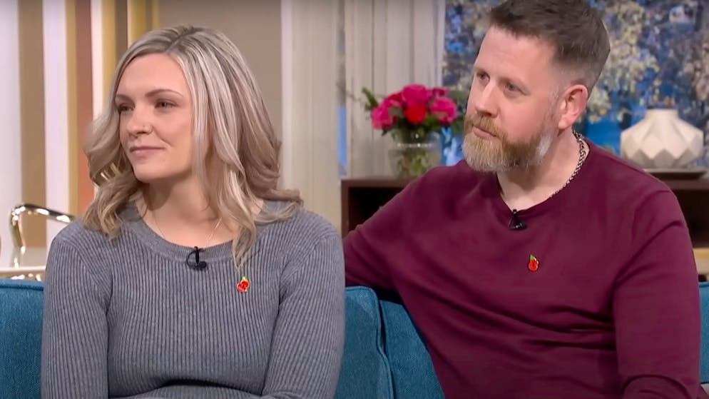 Sui binari ferroviari. Un macchinista salva una donna dal suicidio, si innamorano e si sposano