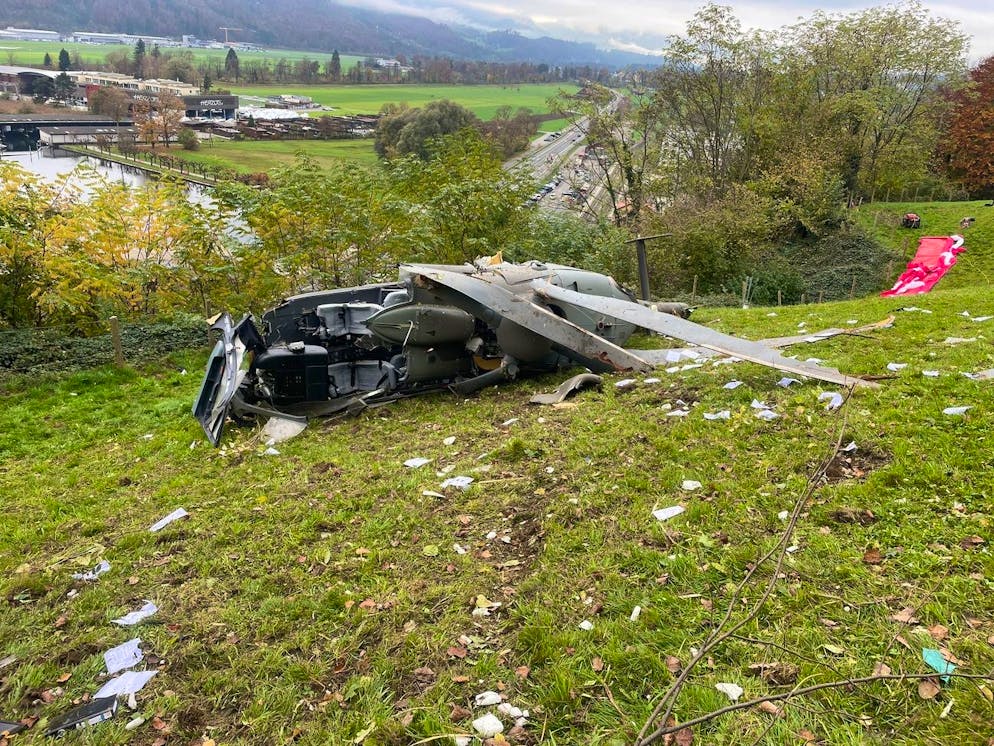 Precipita un elicottero dell'Esercito svizzero, ecco le immagini dei rottami. Il velivolo visto da un'altra prospettiva.