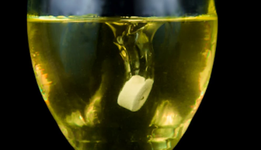 Au moment de boire son verre, la femme s'est retrouvée avec un résidu de cachet de Temesta collé à la lèvre. (image d'illustration)