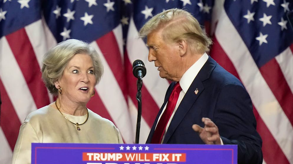 Donald Trump fait monter Susie Wiles sur le podium le 6 novembre à West Palm Beach en Floride.