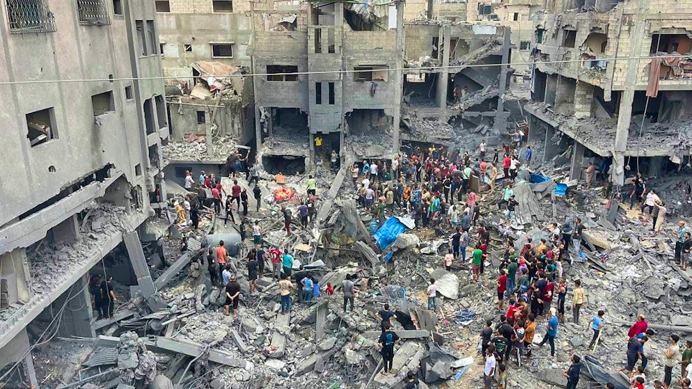 ARCHIVE - Palestinians search for survivors after an Israeli airstrike in the Shati refugee camp in the Gaza Strip. Photo: Mohammed Al Masri/AP/dpa