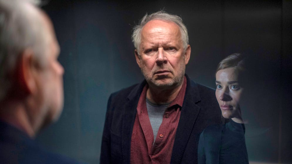 «Tatort» im Check: Ist eine KI als Mörderin wirklich möglich?. Wie denkt Ü60-Kommissar Klaus Borowski (Axel Milberg) über die Klimakatastrophe? Umweltinfluencerin Zenaida (Milena Tscharntke) tritt mit dem Ermittler in einen Dialog.
