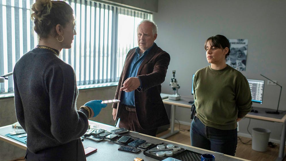 «Tatort» im Check: Ist eine KI als Mörderin wirklich möglich?. Sie könnte eine neue feste Figur im Kieler «Tatort» werden: Forensikerin Paula Rinck (Thea Ehre, links) wertet für Borowski (Axel Milberg) und Sahin (Almila Bagriacik) die Handys der Toten aus.