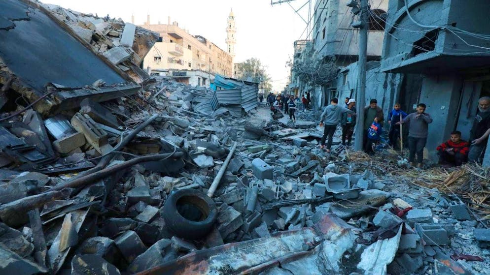 ARCHIVE - People survey damage and retrieve items from their homes in the rubble on the street after Israeli airstrikes. Photo: Omar Ashtawy/APA Images via ZUMA Press Wire/dpa