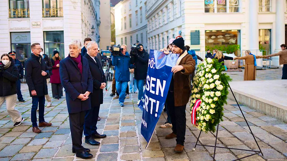 Jewish demonstrators prevent Austria's right-wing parliamentary president Walter Rosenkranz (M, r) from laying a wreath to commemorate the November pogroms of 1938. Photo: Eva Manhart/APA/dpa