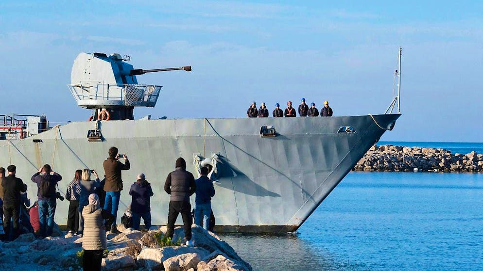 dpatopbilder - The Italian navy ship arrives in the port of the Albanian city of Shengjin with eight migrants on board. Photo: Vlasov Sulaj/AP/dpa