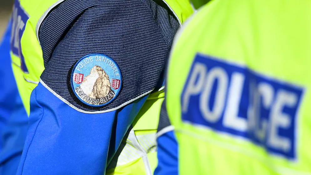 La police valaisanne recherche l'individu qui a menacé le personnel du guichet de la gare de Martigny et s'est emparé du butin (Image d'illustration).