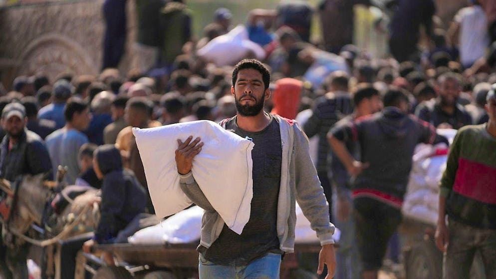 ARCHIVE - Bags of flour are distributed to Palestinian refugees in the Gaza Strip. Photo: Abdel Kareem Hana/AP/dpa