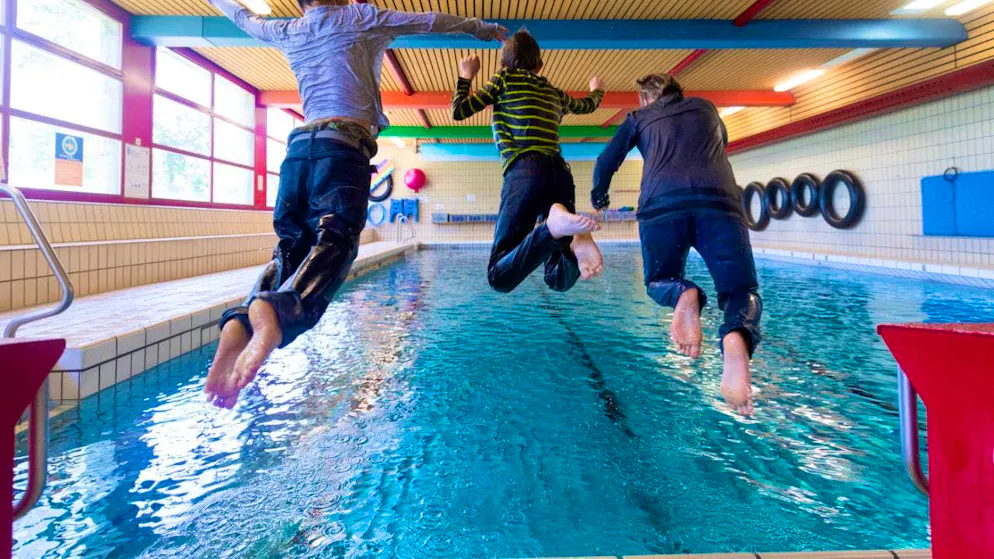 The Lifesaving Society would like to see scenes like this all over the country: Zurich children learn how to swim with their clothes on. (archive picture)