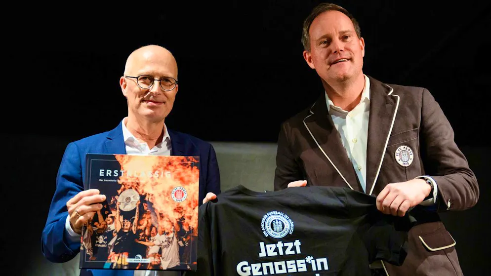 Launch of the FCSP cooperative: Peter Tschentscher (SPD, l), First Mayor of the Free and Hanseatic City of Hamburg, and Oke Göttlich, President of FC St. Pauli.