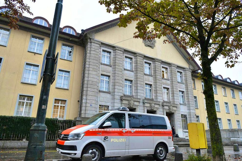 The Zurich district court does not send a 32-year-old man to prison for a "blatant speeding offense", but postpones the sentence in favor of inpatient drug treatment.
