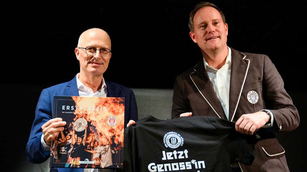 Start of the FCSP Genossenschaft: Peter Tschentscher (SPD, l), Erster Bürgermeister der Freien and Hansestadt Hamburg, and Oke Göttlich, chairman of FC St. Pauli.