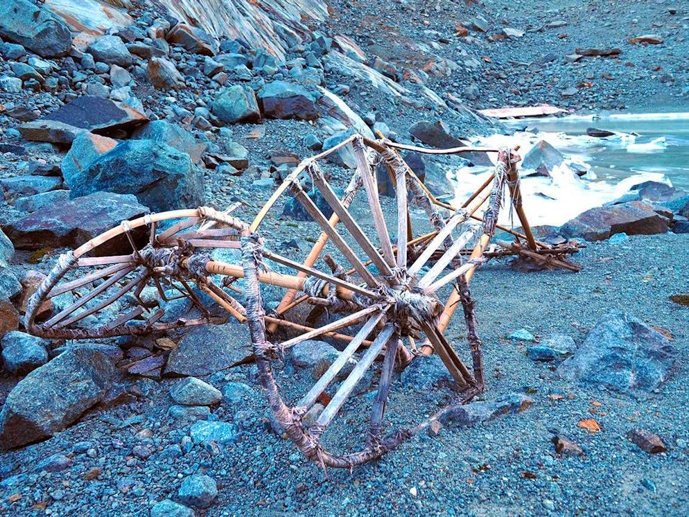 Cet objet, ressemblant à un véhicule primitif doté de deux roues et assemblé avec des tiges de bambou et des cordes, soulève de nombreuses questions.