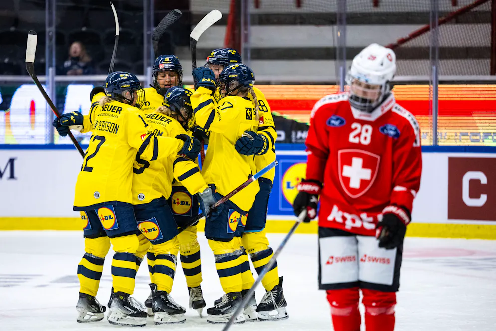 Lina Ljungblom célèbre avec Maja NylÃ n-Persson, Hanna Olsson, Isabelle Leijonhielm et Sofie Lundin lors après le  2-1