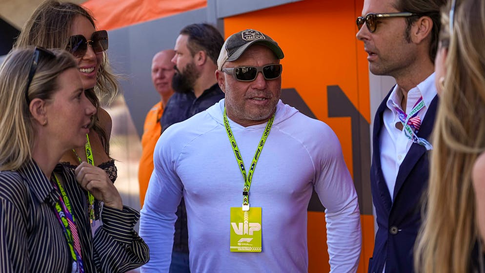 Wegen Joe Rogan sollen viele junge Männer für Donald Trump gestimmt, berichtet «NBC News» berichtet. Im vergangenen Oktober hat der grösste Podcaster der Welt drei Stunden lang mit neu gewählten US-Präsidenten geplaudert.