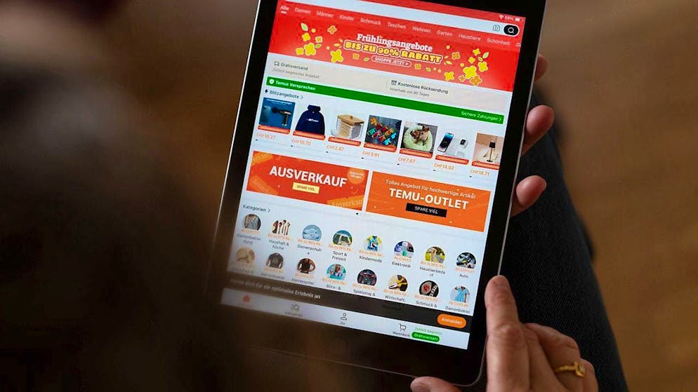 The EU Commission has found false discount promotions and fake reviews in the Temu app. (archive image)