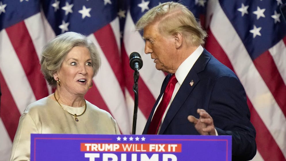 Donald Trump (r.) hat seine bisherige WahlkampfmanagerinSusan Wiles (l.) zu seiner Stabschefin im Weissen Haus ernannt. (6. November 2024)