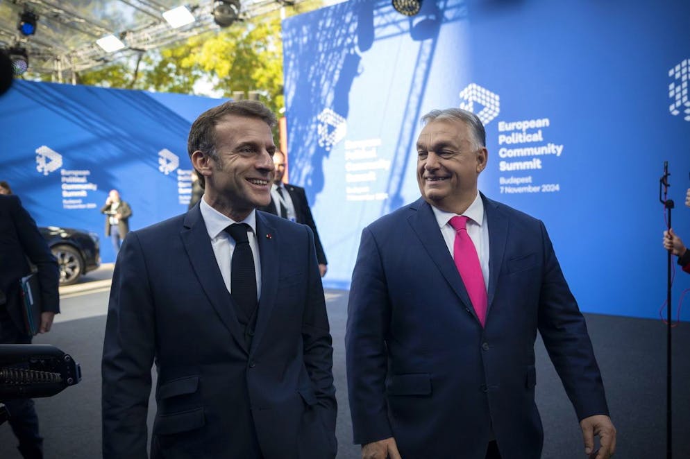 Il primo ministro Viktor Orban accoglie il presidente francese Emmanuel a Budapest.