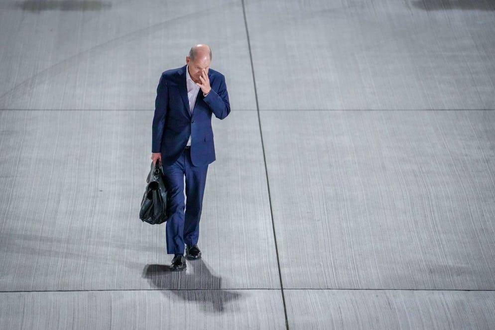 Brandeburgo, Schoenefeld: il Cancelliere federale Olaf Scholz (SPD) cammina verso la passerella dell'Airbus per recarsi alla riunione della Comunità politica europea e alla riunione informale del Consiglio europeo a Budapest. Il suo Governo ora è di minoranza. resisterà fino a gennaio 2025?