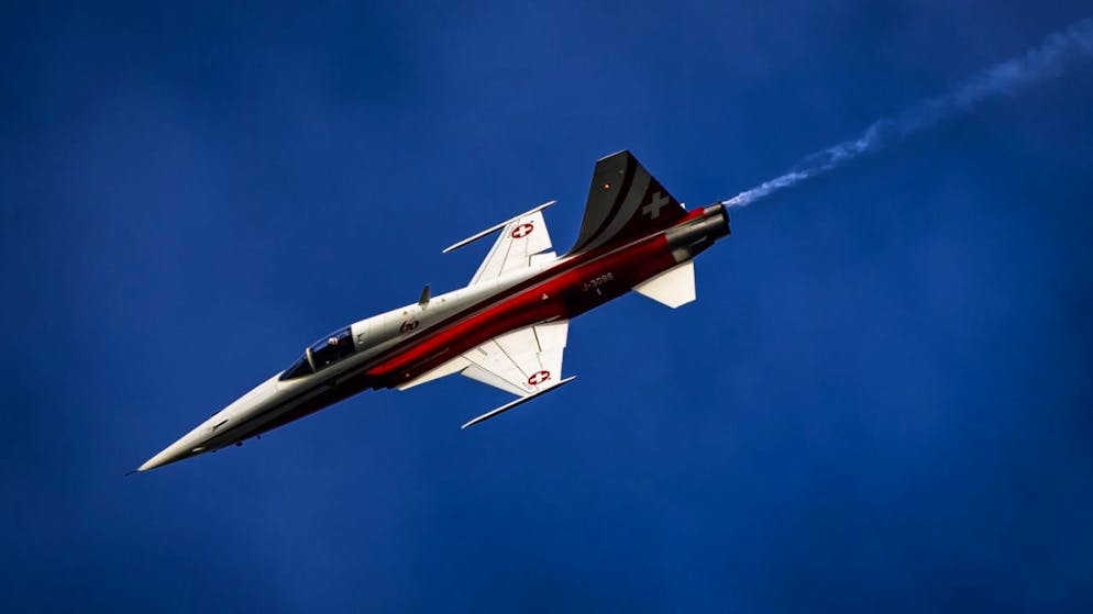 Die Zukunft der Patrouille Suisse ist ungewiss. Bald wird sich das Parlament über die Argumente für und gegen den Weiterbetrieb der F-5-Tiger-Kampfjets unterhalten. (Archivbild)