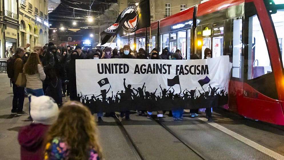 «Vereint gegen Faschismus» demonstrierten in Bern am Freitagabend Gegner des zum nächsten US-Präsidenten gewählten Donald Trump.