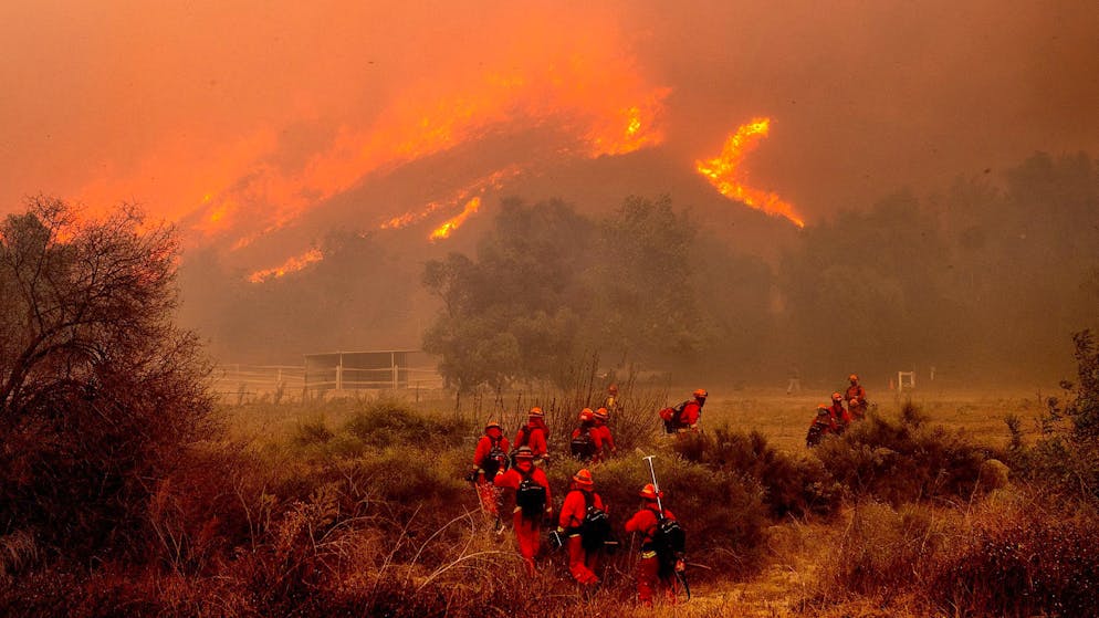 Waldbrand in Kalifornien breitet sich aus – Häuser zerstört - Gallery. During the heavy wind the flame is blown out.