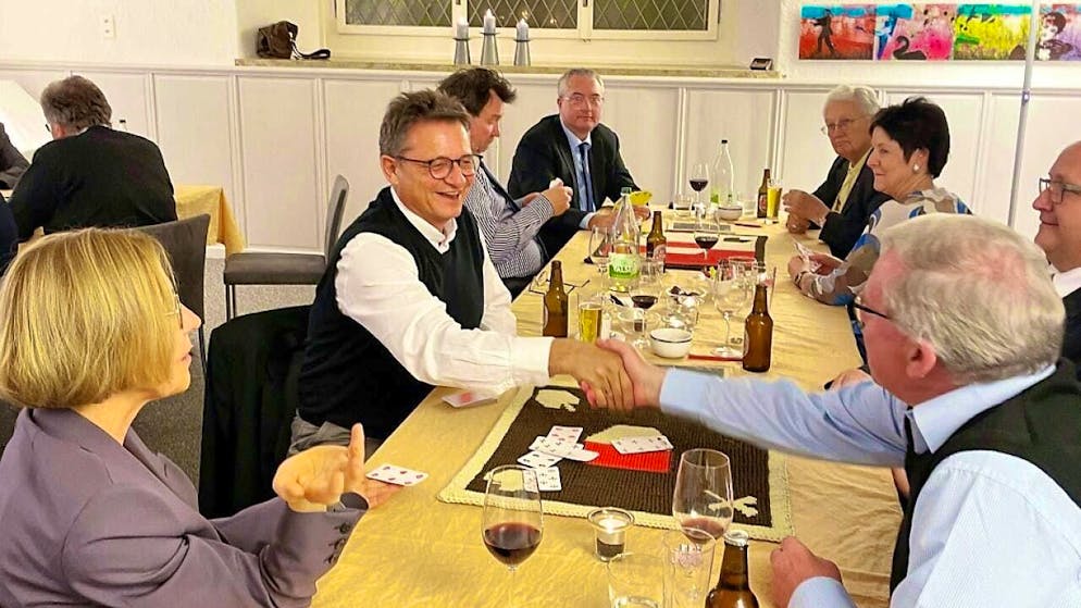 Competition in the cellar of Solothurn town hall: Bishop Felix Gmür's team (center) wins the Jass tournament against the Solothurn government council.
