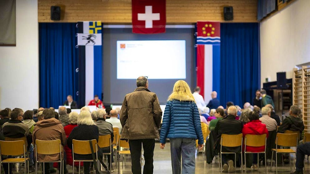 The residents of Brienz GR are informed on Saturday evening in Tiefencastel GR about the possible imminent evacuation of the mountain village.