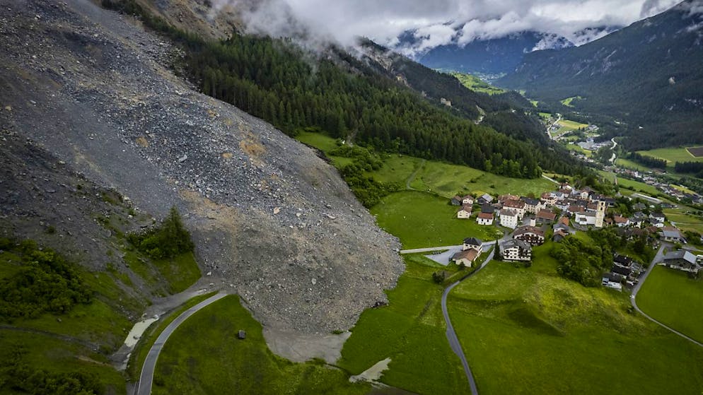 La frana che incombe sul paesino grigionese si sta facendo più minacciosa.