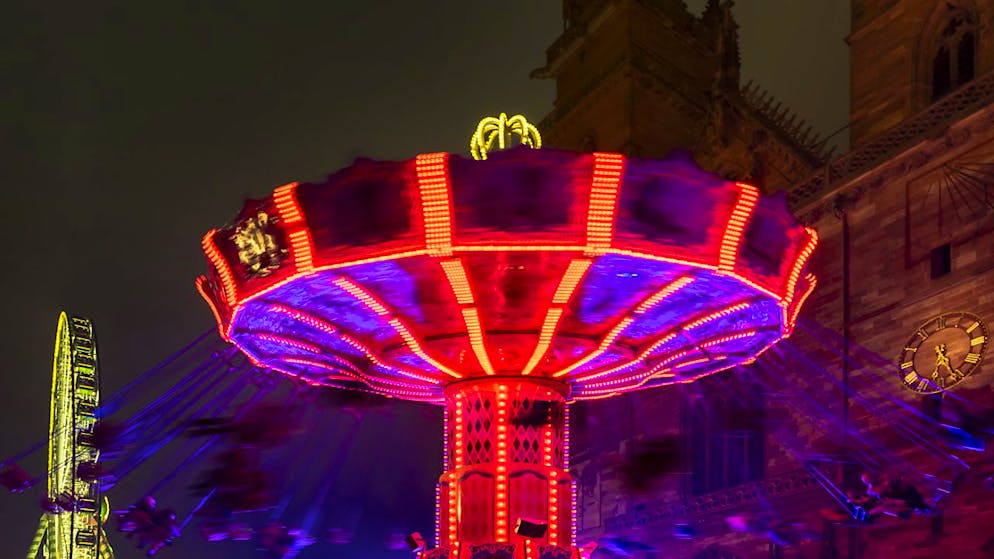 Les amateurs de sensations fortes ont pu se faire peur sur l'Aeronaut, le plus haut carrousel de chaises volantes au monde, à 85 mètres du sol. (archives)