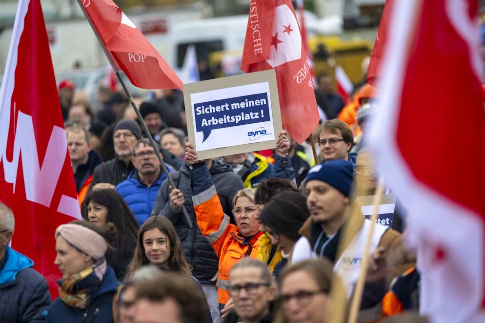 I dipendenti della Stahl Gerlafingen AG partecipano alla manifestazione di solidarietà: «Stahl Gerlafingen deve restare», sabato 9 novembre 2024, presso l'acciaieria di Gerlafingen. Il Gruppo Beltrame, che appartiene all'azienda italiana, ha annunciato il licenziamento di 120 dipendenti.
