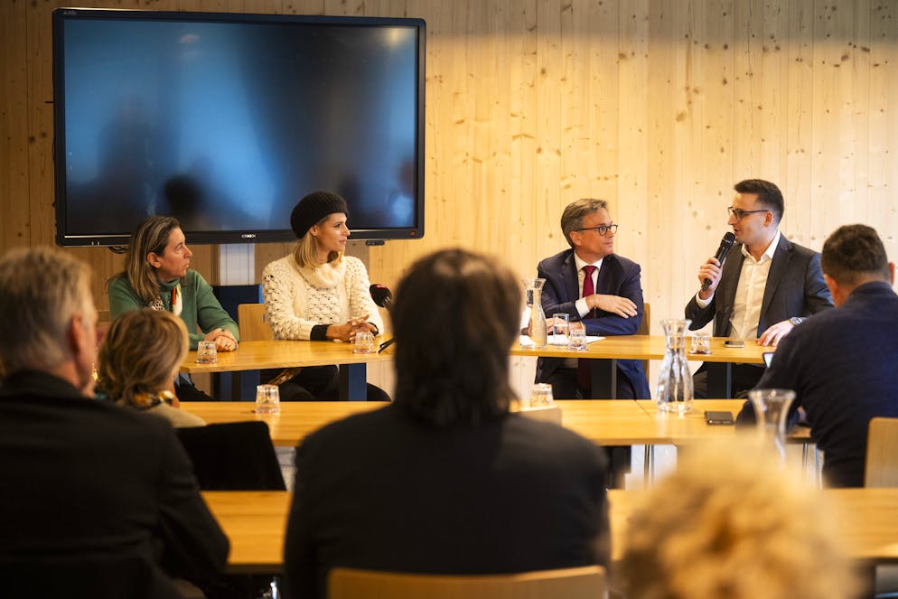 Da sinistra Sara Rosso, Ceo Planhitel Hospitality Group, Michelle Hunziker, Christian Vitta Consigliere di Stato e Fabio Käppeli, Presidente Sci nordico Campra SA, nuovo Campra Alpine Lodge. 