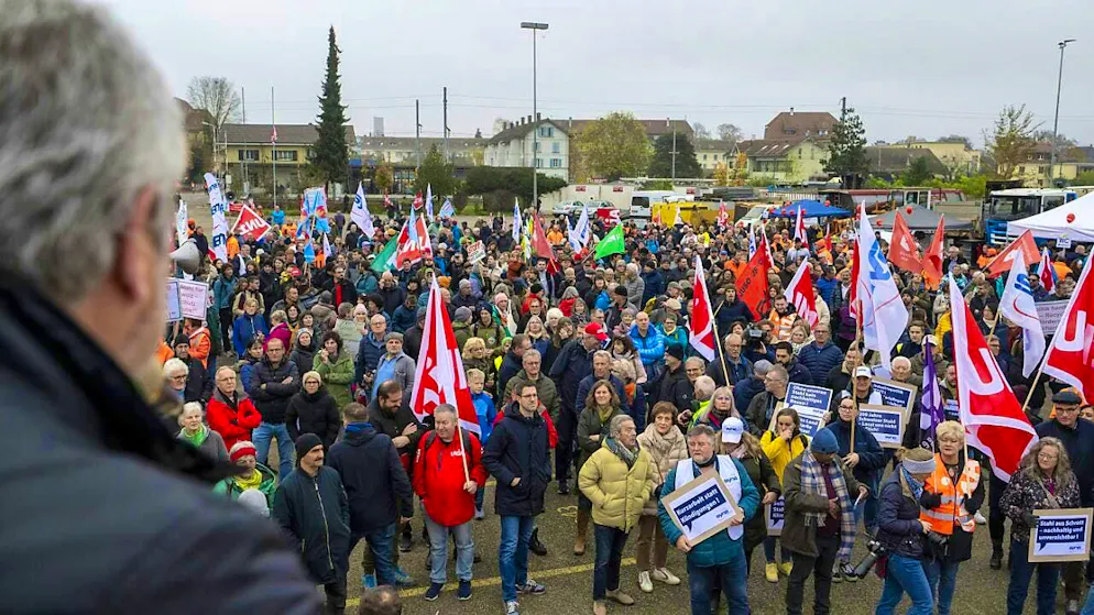 Commitment to the preservation of the Gerlafingen steelworks in the canton of Solothurn: solidarity rally in front of the factory site. Politicians should act, was the demand.