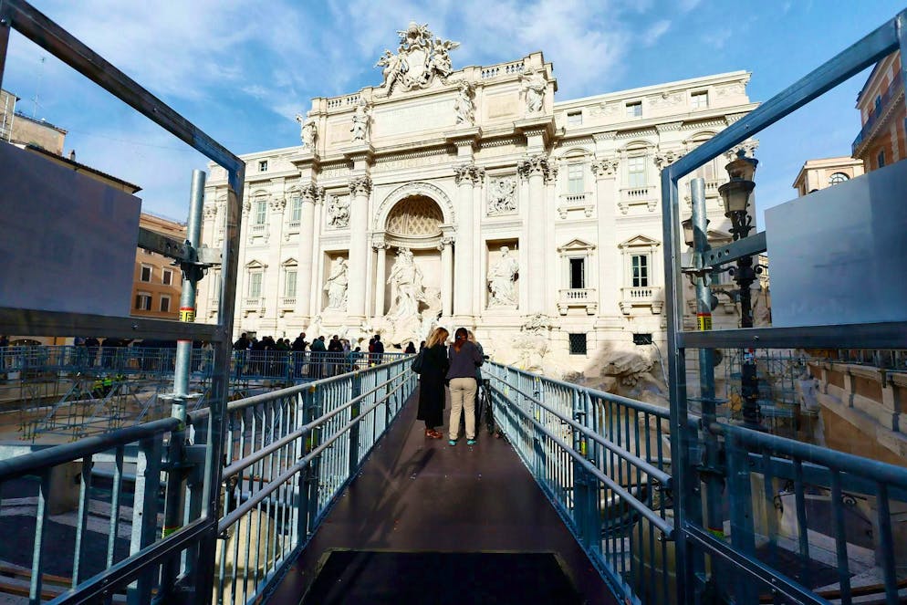 Unusual view: Trevi Fountain accessible via footbridge - Gallery. Anyone who throws coins into the empty water basin has to pay a fine.