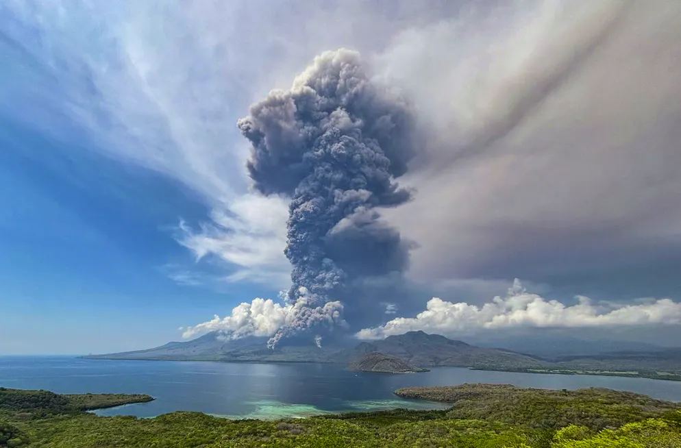 Une photo du Conseil national de gestion des catastrophes (BNPB) montre le volcan Lewotobi Laki-Laki crachant des matériaux volcaniques lors d'une éruption, vue de Titihena, Flores Est, province de Nusa Tenggara Est, Indonésie, le 9 novembre 2024.