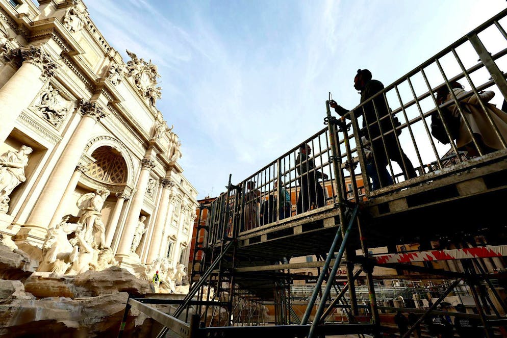 La Fontana di Trevi accessibile tramite passerella. La passerella a forma di ferro di cavallo conduce i visitatori oltre la facciata in marmo e travertino.