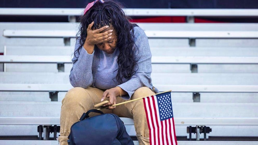 Stato d'animo da sbornia: i conduttori americani della late night si sentono come questo sostenitore di Harris fotografato a Washington D.C. il 6 novembre.