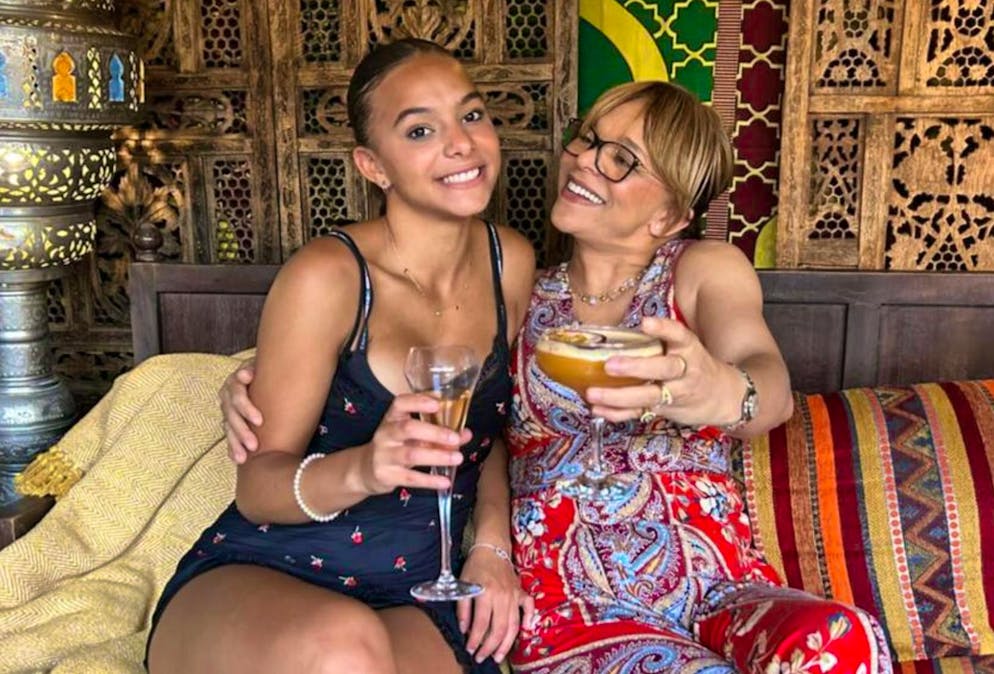La studentessa inglese Lily Sarah King con la mamma Aicha