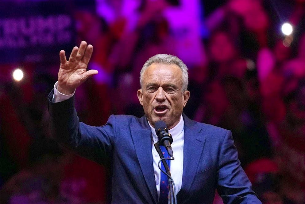 La galassia Trump. Robert Kennedy Jr, noto per la diffusione di teorie cospirative, era un candidato indipendente alle elezioni presidenziali statunitensi, ma si è ritirato dalla corsa a favore di Donald Trump.