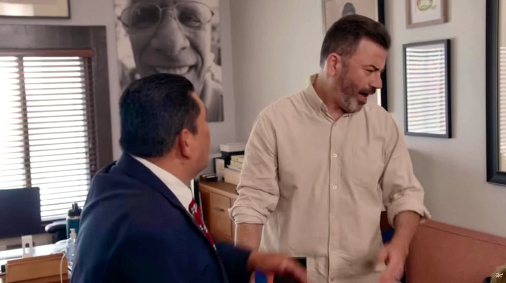 Jimmy Kimmel (a destra) fa le valigie per emigrare. Il suo «vice» Guillermo Rodriguez lo schiaffeggia e gli dice che ci sarà ancora bisogno di lui nei prossimi quattro anni.