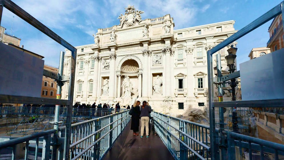 Dopo la vasca per le monetine. Una passerella per poter osservare la Fontana di Trevi in fase di restauro