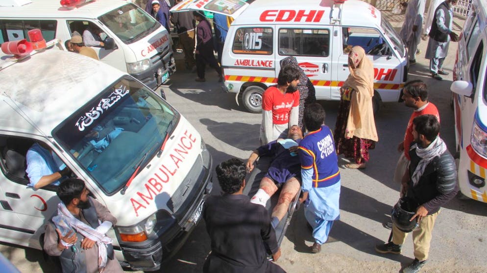 I soccorsi sul luogo dell'attentato suicida.