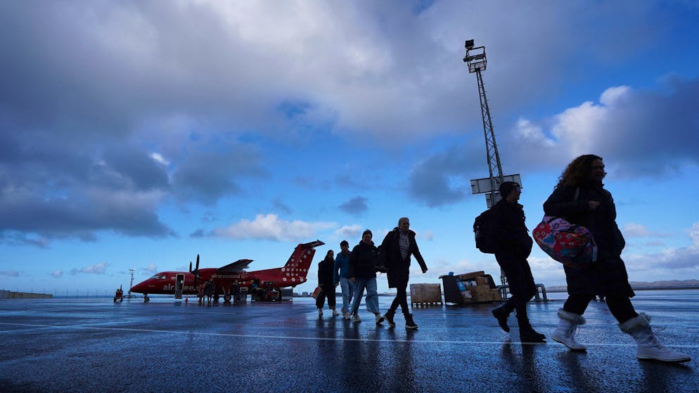 Avec une piste désormais capable d'accueillir les longs-courriers, l'aéroport de Nuuk, la capitale du Groenland, veut rapprocher l'île arctique du reste du monde.