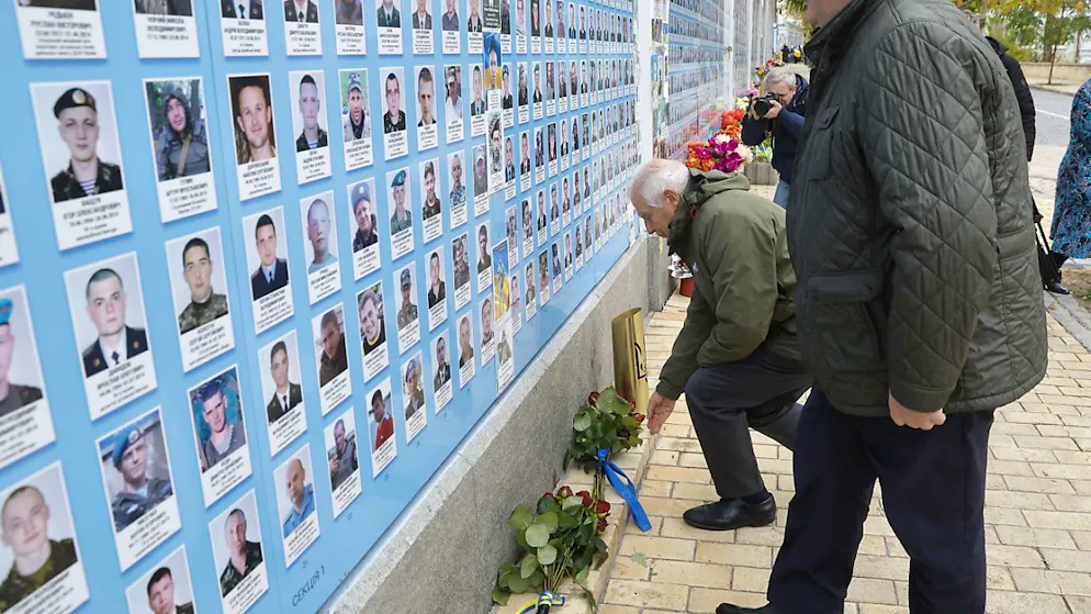 Josep Borrell, haut représentant de l'Union européenne pour les affaires étrangères et la politique de sécurité, et Andrii Sybiha, ministre ukrainien des Affaires étrangères (D)devant le mur à la mémoire des défenseurs de l'Ukraine  à Kiev le 9 novembre.